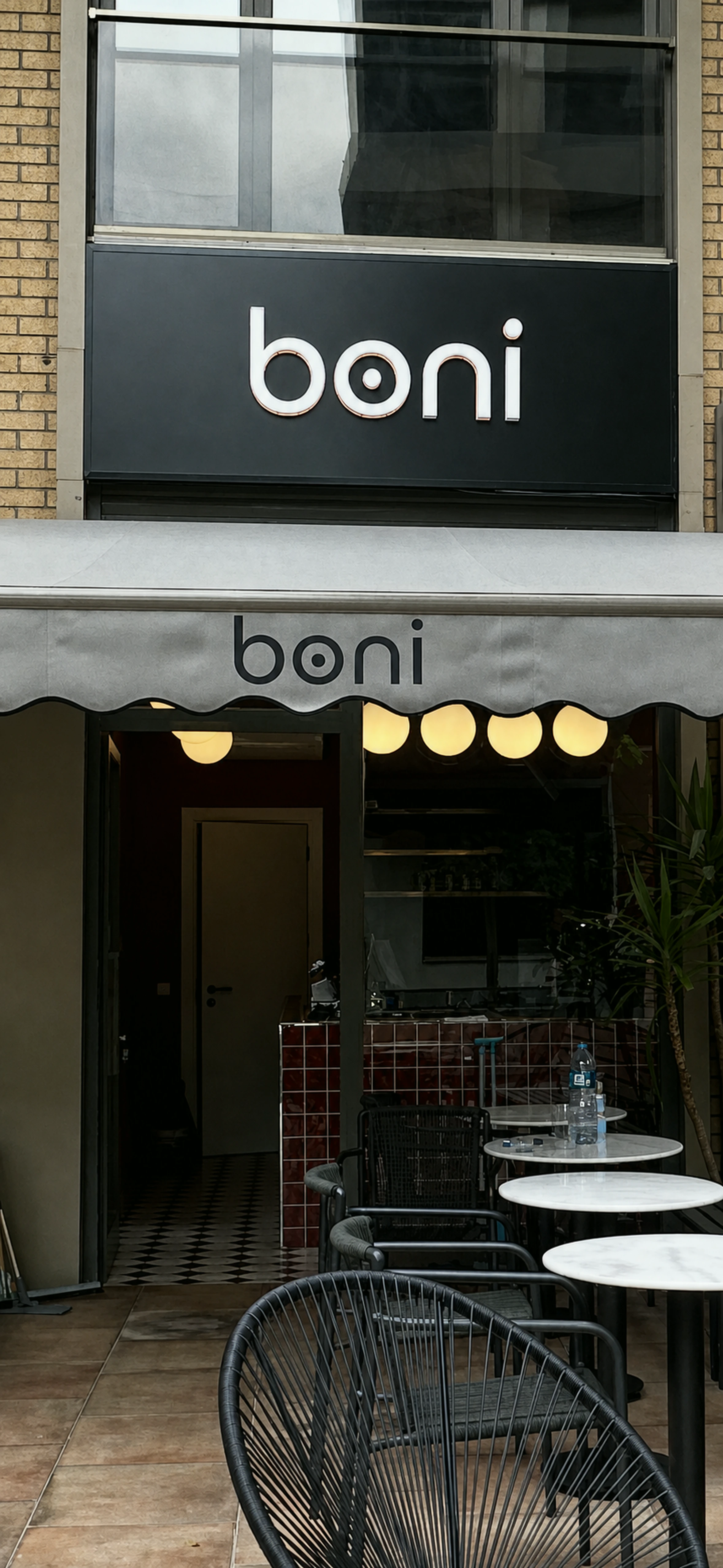 Boni Daily Suadiye’nin iki Boni tabelası, girişi ve ön masaları